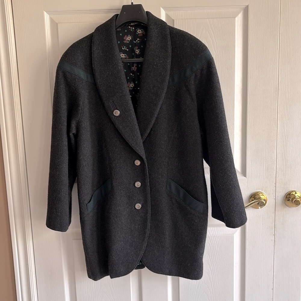 WENGER made in Austria wool blend coat. Size 38 (M). Excellent condition.